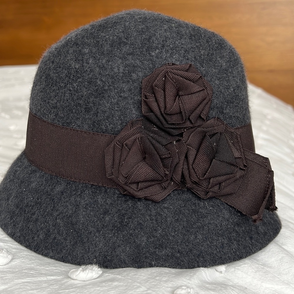 Gray felt cloche hat w three brown ribbon flowers